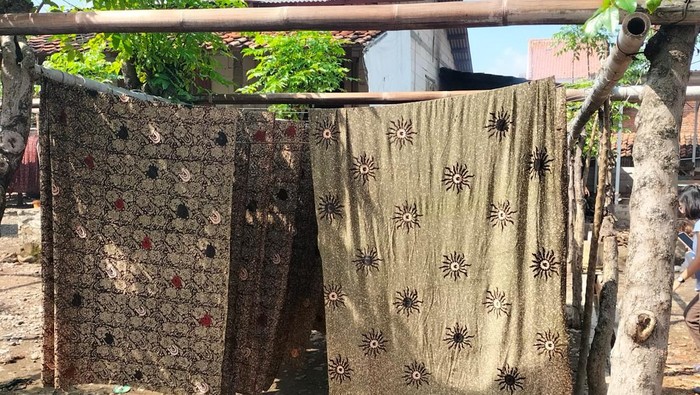 Kain batik yang diproduksi Latifa di Pekalongan, Jawa Tengah. Kain batik yang diproduksi Latifa di Pekalongan, Jawa Tengah.