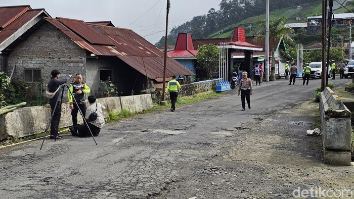 Kakorlantas Polri lakukan olah TKP di tikungan penyebab elf terguling dan menewaskan 5 penumpang, Minggu (18/5/2025).