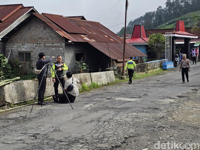 Kakorlantas Polri lakukan olah TKP di tikungan penyebab elf terguling dan menewaskan 5 penumpang, Minggu (18/5/2025).