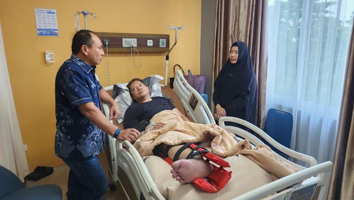 Kapolda Riau Irjen Herry Heryawan menjenguk Wakapolres Kuansing Kompol Novaldi yang ditabrak pebalap liar.