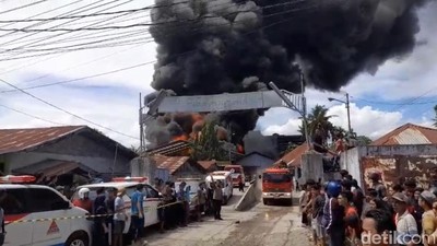 Penampakan Kebakaran yang Melanda Pabrik Karet di Padang