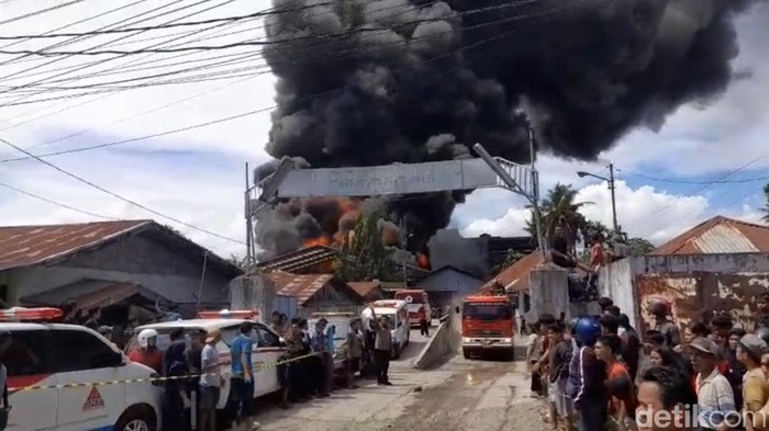 Kebakaran hanguskan sebuah pabrik pengolahan karet di kawasan By Pass Lubuk Begalung, Padang, Sumbar. (Jeka Kampai/detikSumut)