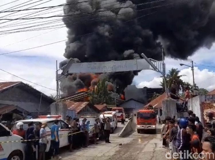 Penampakan Kebakaran yang Melanda Pabrik Karet di Padang