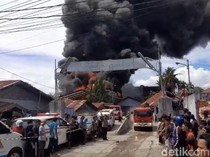 Penampakan Kebakaran yang Melanda Pabrik Karet di Padang