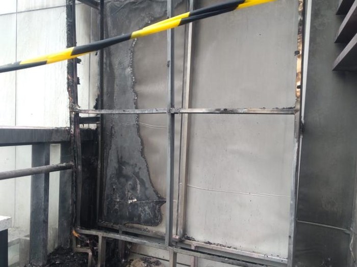 Kebakaran reklame di mal kawasan Tangsel