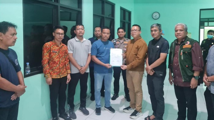Penyerahan para korban luka dan meninggal asal Kecamatan Padangan, Bojonegoro di rumah sakit Karanganyar