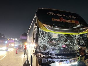 Bus Berlian Jaya Tabrak Mobil di Tol Gayamsari Semarang