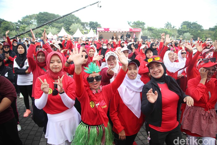 Momen penuh tawa dan kebersamaan terasa kuat sepanjang acara Kumpul Sahabat Daihatsu Tangerang. Ribuan pengunjung datang tak hanya untuk hiburan, tapi juga berbagi keseruan bersama keluarga dan sahabat.