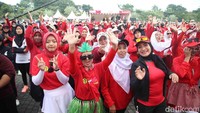 Sejak pagi, area acara sudah dipadati oleh pengunjung dari berbagai usia. Anak-anak terlihat antusias mengikuti lomba dan permainan yang disiapkan, sementara para orang tua menikmati suasana santai sambil berburu promo dan kuliner. Banyak juga pengunjung yang memanfaatkan photobooth dan spot-spot Instagramable untuk mengabadikan momen seru mereka.