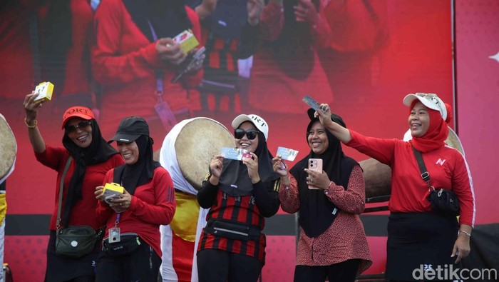 Keceriaan yang Tak Terlupakan di Kumpul Sahabat Daihatsu Momen penuh tawa dan kebersamaan terasa kuat sepanjang acara Kumpul Sahabat Daihatsu Tangerang. Ribuan pengunjung datang tak hanya untuk hiburan, tapi juga berbagi keseruan bersama keluarga dan sahabat.