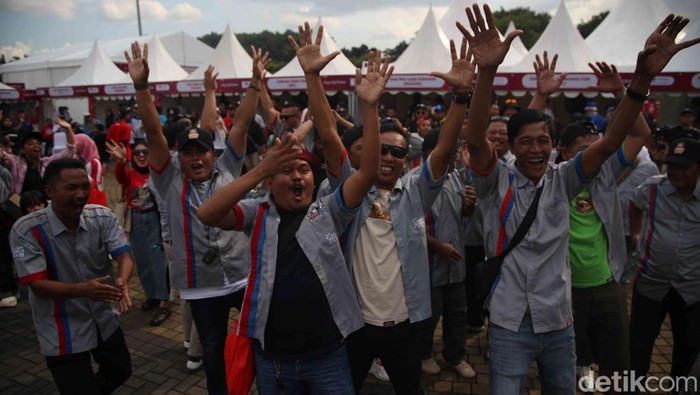 Momen penuh tawa dan kebersamaan terasa kuat sepanjang acara Kumpul Sahabat Daihatsu Tangerang. Ribuan pengunjung datang tak hanya untuk hiburan, tapi juga berbagi keseruan bersama keluarga dan sahabat.
