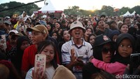 Di sepanjang hari, raut wajah para pengunjung memancarkan kebahagiaan. Banyak yang datang beramai-ramai, mengenakan seragam komunitas atau outfit kembaran dengan keluarga. Mereka tidak hanya menikmati acara, tapi juga saling menyapa dan berkenalan dengan pengunjung lain yang punya minat serupa.