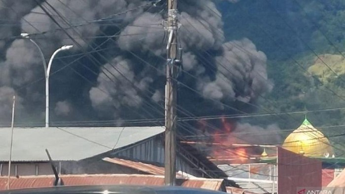 Kepulan asap dari kebakaran sebuah pabrik karet di Tanjung Saba Pitameh Nan XX Kota Padang pada Minggu (18/05/2025) siang. ANTARA/HO-ist