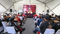 Talkshow Om Mobi menjadi salah satu momen paling ditunggu dalam acara Kumpul Sahabat Daihatsu yang digelar di Tangerang. Sosok YouTuber otomotif ini tampil membawakan obrolan seru seputar dunia otomotif, modifikasi, dan pengalaman pribadinya selama bergelut di dunia mobil.