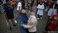 Suasana makin meriah dengan iringan musik enerjik yang menghidupkan setiap zona. Sorak sorai pengunjung mengiringi para peserta yang berusaha menyelesaikan tantangan. Beberapa permainan bahkan menarik perhatian penonton karena melibatkan interaksi antar keluarga.