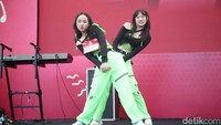 Antusiasme peserta terlihat tinggi di setiap sudut. Anak-anak memenuhi area lomba mewarnai yang penuh warna, sementara tawa ceria menggema dari lomba estafet bola yang digelar dengan sistem beregu. Para orang tua dan pendamping pun tampak senang melihat anak-anak mereka berpartisipasi aktif.