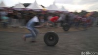 Tidak hanya untuk anak-anak, Daihatsu juga menghadirkan games interaktif bertema otomotif yang menghibur sekaligus edukatif bagi peserta dewasa. Mulai dari kuis cepat soal fitur mobil, adu cepat pasang ban mini, hingga tantangan ketangkasan virtual yang menyimulasikan parkir mobil secara presisi.