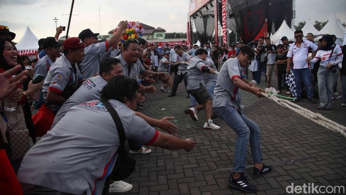 Keseruan Games dan Talkshow Om Mobi Meriahkan Kumpul Sahabat Daihatsu Acara Daihatsu Kumpul Sahabat 2025 yang digelar di Alun-alun Tigaraksa, Kabupaten Tangerang, Minggu (18/5/2025) berlangsung meriah dan penuh semangat.