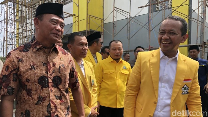 Ketua Umum Partai Golkar Bahlil Lahadalia bersama Ketua PP Muhammadiyah Muhadjir Effendy di Madrasah Muallimin Muhammadiyah, Sedayu, Bantul, Minggu (18/5)