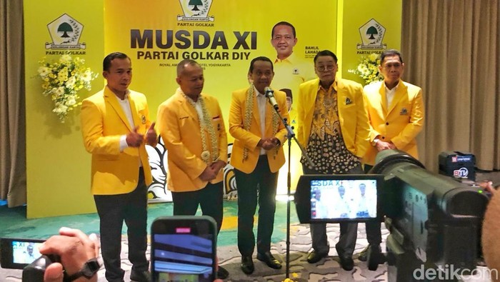 Ketua Umum Partai Golkar, Bahlil Lahadalia konferensi pers usai membuka Musda XI Partai Golkar DIY di Hotel Royal Ambarrukmo, Sleman, Minggu (18/5/2025).