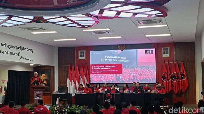 Ketum PDIP Megawati Soekarnoputri menghadiri penutupan pembekalan kepala daerah PDIP se-Indonesia, Minggu (18/5/2025). (Rizky/detikcom)