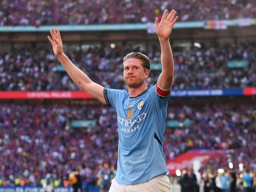 LONDON, ENGLAND - MAY 17: Kevin De Bruyne of Manchester City acknowledges the fans following the Emirates FA Cup Final match between Crystal Palace and Manchester City at Wembley Stadium on May 17, 2025 in London, England. (Photo by Mike Hewitt/Getty Images)