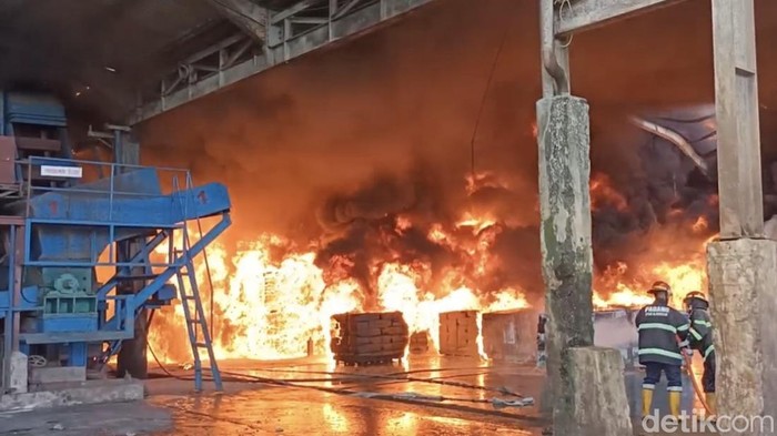 Kobaran api membakar pabrik pengolahan karet di kawasan By Pass Lubuk Begalung, Padang, Minggu (18/5/2025) siang.