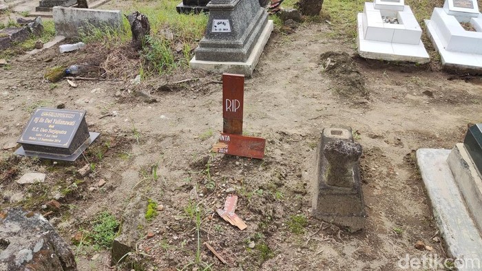 Kondisi makam yang dirusak di Makam Ngentak, Baturetno, Banguntapan, Bantul, Minggu (18/5/2025)