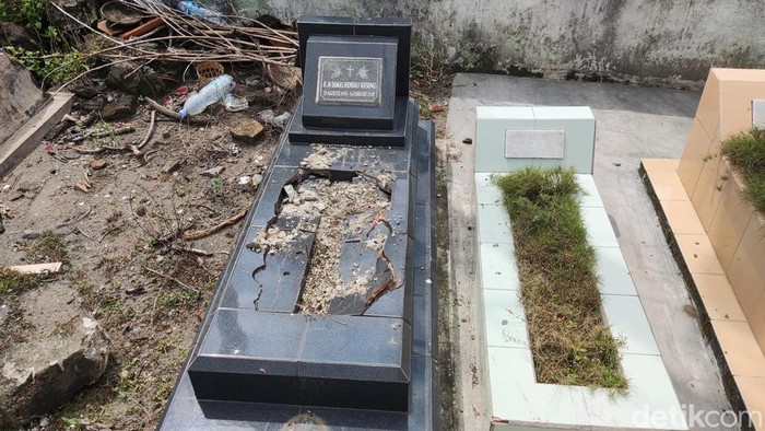 Kondisi makam yang dirusak di Makam Ngentak, Baturetno, Banguntapan, Bantul, Minggu (18/5/2025)