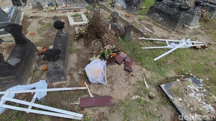 Kondisi makam yang dirusak di Makam Ngentak, Baturetno, Banguntapan, Bantul, Minggu (18/5/2025)