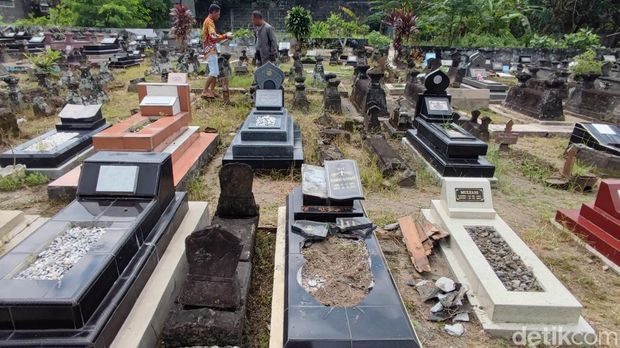 Kondisi makam yang dirusak di Makam Ngentak, Baturetno, Banguntapan, Bantul, Minggu (18/5/2025)