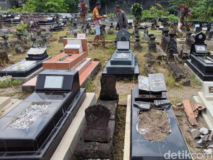 Kondisi makam yang dirusak di Makam Ngentak, Baturetno, Banguntapan, Bantul, Minggu (18/5/2025)