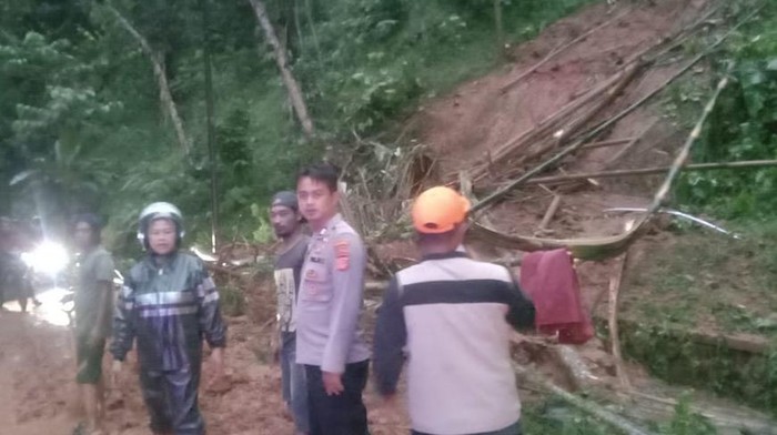 Longsor di Kecamatan Salopa Tasikmalaya