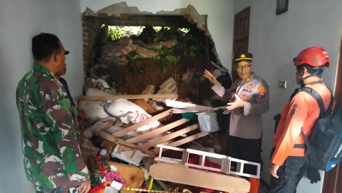 Proses evakuasi rumah terdampak longsor di  Ponorogo