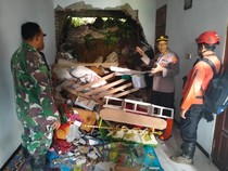 12 Rumah di Ponorogo Terdampak Longsor, TNI-Polri Kompak Evakuasi Korban