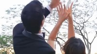 Keduanya membuat konten dapat lemparan bunga dari pengantin. Foto: instagram Luna Maya