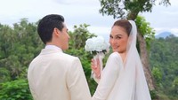 Jadi, di bulan Juli akan ada resepsi di Jakarta dengan kapasitas lebih besar. bisa undang temen-temen atau rekan kerja yang gak keundang, beber Luna Maya saat ditemui di Senayan, Jakarta Pusat, Sabtu (17/5/2025). Foto: instagram Luna Maya