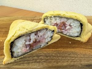 Nyeleneh! Melonpan Unik Berisi Onigiri hingga Ramen Babi