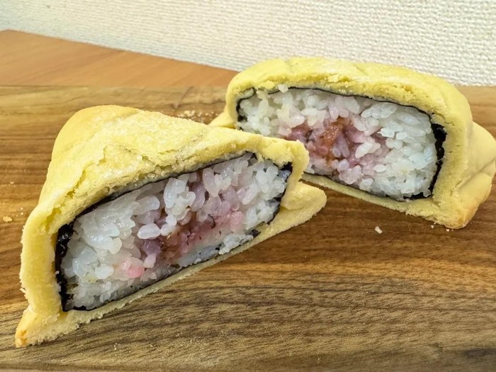 melonpan unik terbuat dari isian onigiri, warabimochi, dan ramen babi