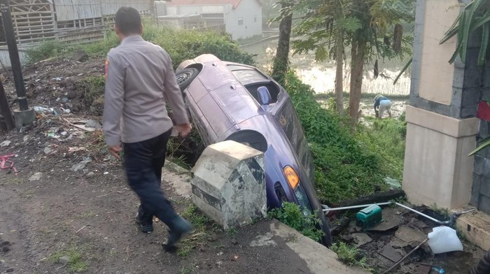 Mobil tabrak warung di Garut