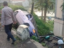 Mobil Timor Tabrak Warung di Garut, Sopir Hilang Usai Kejadian
