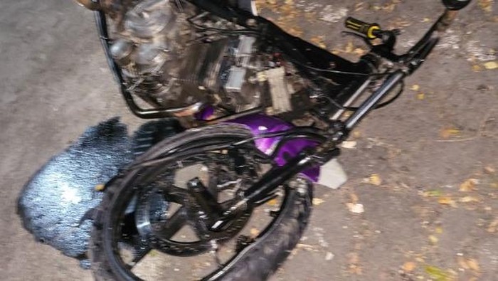 Motor yang rusak akibat tabrakan di Jalan Poros Bangkala Jeneponto.