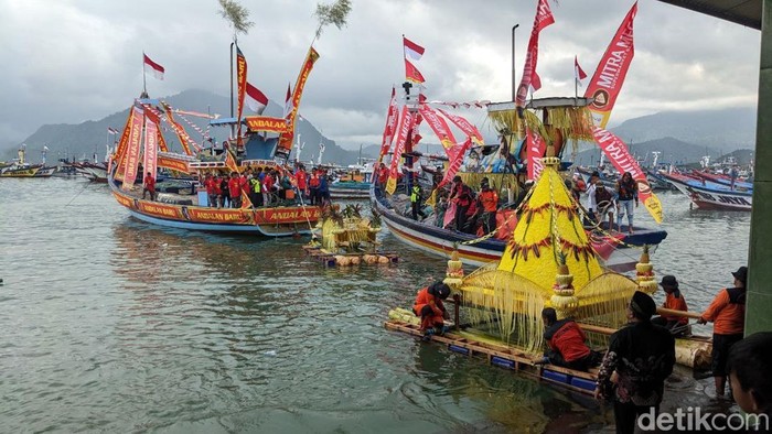 Nelayan Prigi Trenggalek gelar Larung Sembonyo