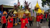 Prosesi diawali dengan kirab tumpeng agung dan berbagai hasil bumi dari Kantor Kecamatan Watulimo menuju pelabuhan. Selanjutnya diistirahatkan sejenak untuk dilakukan doa bersama dan rangkaian seremonial.