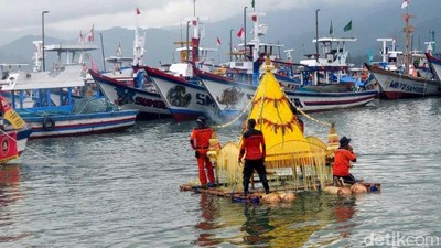 Nelayan Prigi Trenggalek Gelar Larung Sembonyo