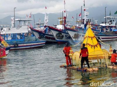 Nelayan Prigi Trenggalek Gelar Larung Sembonyo
