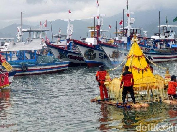 Nelayan Prigi Trenggalek Gelar Larung Sembonyo