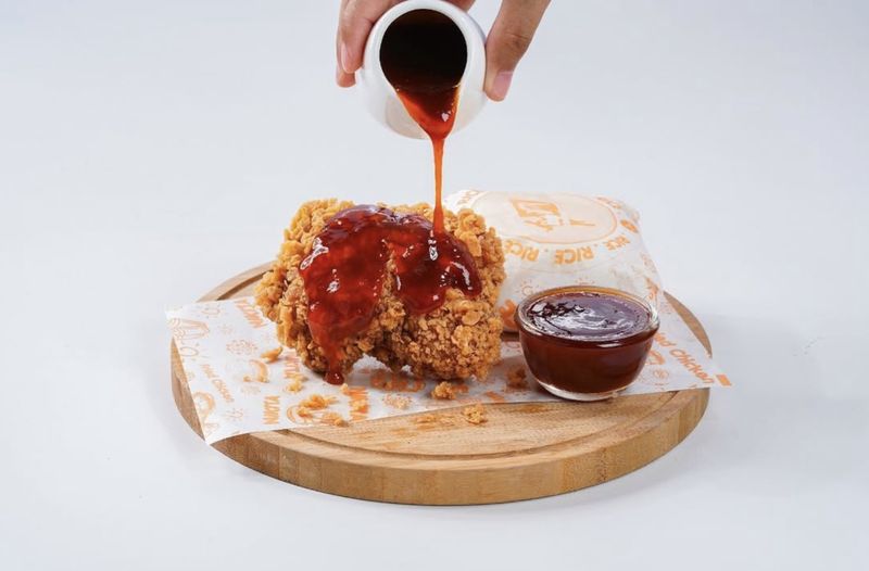 Nikita Fried Chicken juga terkenal punya ayam dengan kulit garing dan bumbu meresap.