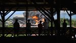 Pabrik Karet Terbakar di Padang, Ledakan Gegerkan Warga