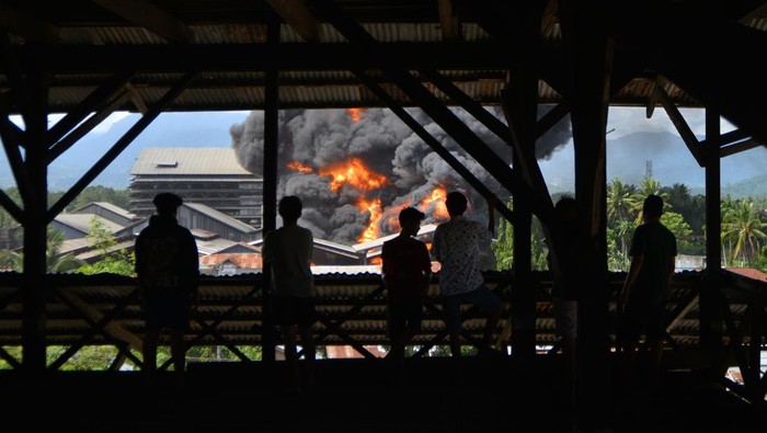 Pabrik Karet Terbakar di Padang, Ledakan Gegerkan Warga Warga melihat api membakar pabrik karet PT Teluk Luas, di Jalan Bypass Padang, Sumatera Barat, Minggu (18/5/2025). Kebakaran terjadi sekitar pukul 13.00 WIB itu membakar pabrik karet disertai dengan ledakan yang lokasinya berada tidak jauh dari pemukiman penduduk. ANTARA FOTO/Iggoy el Fitra/foc.